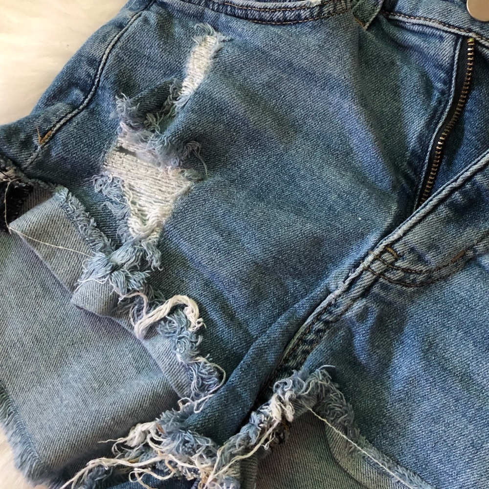 H&M Woman’s Distressed Short Booty Shorts Size 2